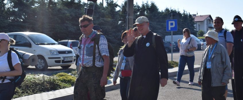 Pielgrzymi w obiektywie – Msza Święta w Niechobrzu