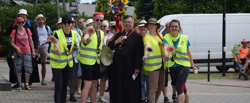 Pielgrzymi w obiektywie – postój w Irządzach