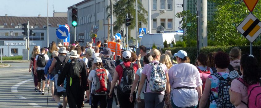 Grupa św. Jana ruszyła z Sanktuarium św. Jana Pawła II w Krośnie