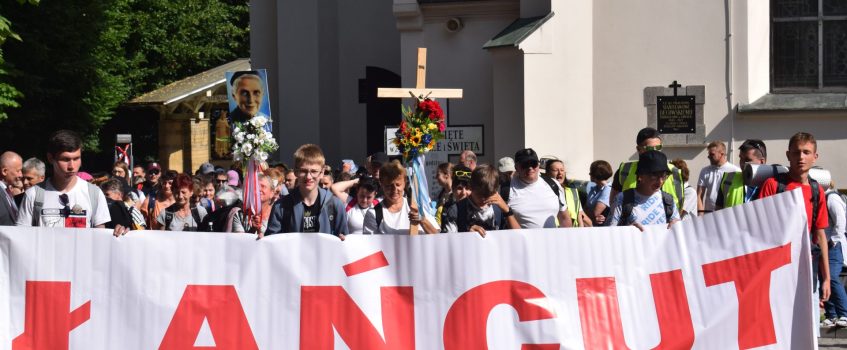 Z Łańcuta ku Jasnej Górze. Grupa św. Urszuli w drodze