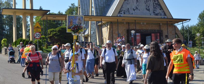 NIECHOBRZ: Grupy św. Józefa, św. Jacka oraz św. Kazimierza wyruszają w dalszą drogę